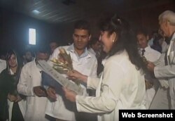 Entrega de títulos a médicos paquistaníes en Sancti Spíritus, Cuba.