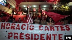 Un grupo de colorados (seguidores del Partido Colorado) celebra frente a la sede del local partidario de la Asociación Nacional Republicana de Asunción (Paraguay). 