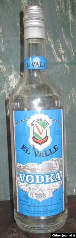 El Valle, una de las nuevas marcas de vodka cubano. Les dicen rompetripas (JH Fernánez).