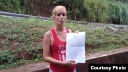 Lisandra Farray muestra el documento con la negativa de asilo del gobierno de Panamá. 
