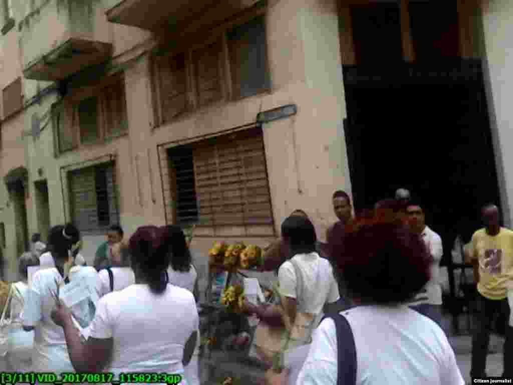 Damas de Blanco marcharon el domingo 17 de abril ayer por calles de Centro Habana y fueron reprimidas cuando comenzaron a distribuir boletines y abogar por derechos y la libertad de los presos políticos. Foto Steve M Pardo