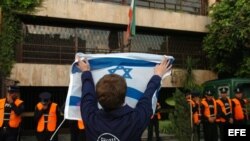 Fotografía de archivo. Un joven de la comunidad judía muestra la bandera de Israel, frente a la embajada de Irán en Buenos Aires. 