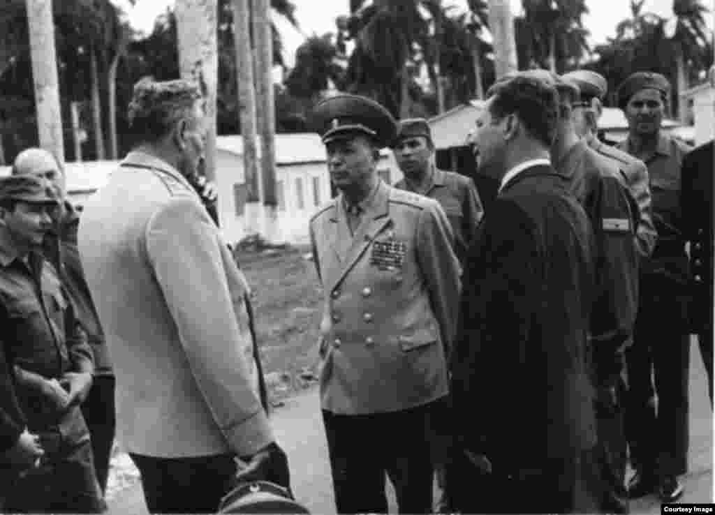 Raúl Castro (izq), durante la visita a Cuba del Mariscal Andrei A. Grechko, ministro de defensa de la URSS