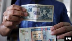  Desde el colapso de la Unión Soviética, los cubanos llevan dos monedas en el bolsillo: el peso en que los empleados públicos reciben sus salarios y pagan por algunos productos y servicios básicos, y un "peso convertible" o CUC equivalente al dólar en que