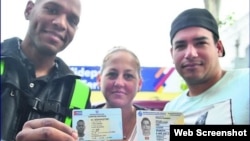 Cubanos en Uruguay muestran su documento de identidad. (Captura de imagen/El País)