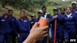 Fotografía de un grupo de civiles realizando una capacitación de desminado en Colombia