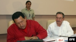 Fotografía de archivo del presidente venezolano Hugo Chávez (izq) y el gobernante cubano Raúl Castro.
