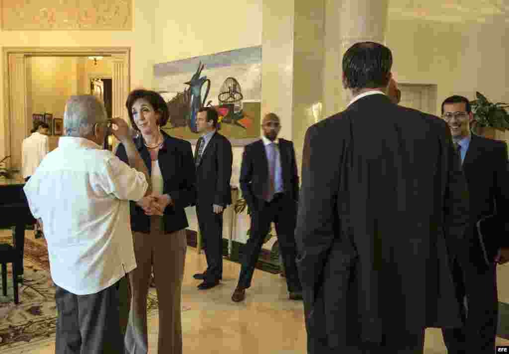 La secretaria de Estado adjunta para Asuntos del Hemisferio Occidental, Roberta Jacobson (c), conversa con el disidente cubano Elizardo Sánchez.