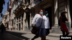 Los contagios por COVID-19 se mantienen sobre los 3 mil diarios en Cuba, según el reporte oficial. (REUTERS/Alexandre Meneghini).