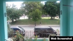 Vehículos de Seguridad del Estado vigilan sede de CCIR. Al frente, "mítin de reafirmación política"