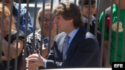 El vicepresidente argentino, Amado Boudou (c), saluda a simpatizantes durante su primer acto de gobierno en la Casa Rosada de Buenos Aires (Argentina).