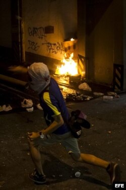 Un hombre participa en protestas contra el Gobierno de Nicolás Maduro el pasado 13 de marzo.