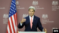 El secretario de estado estadounidense, John Kerry, ofrece una rueda de prensa tras su reunión con el ministro británico de Exteriores, William Hague (no fotografiado), en Londres (Reino Unido). 