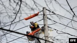 Un trabajador intenta restaurar el servicio eléctrico en Staten Island, Nueva York. 