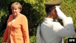 La canciller alemana, Angela Merkel (i), en la primera Cumbre de la Comunidad de Estados Latinoamericanos y Caribeños (Celac) y la Unión Europea (UE), en Santiago de Chile. 