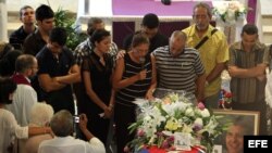 La viuda del opositor cubano Oswaldo Payá, Ofelia Acevedo (c), habla durante la ceremonia fúnebre de su esposo el, martes 24 de julio de 2012, en La Habana, Cuba.