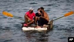 Pescadores en Cojímar se protegen con nasobucos del contagio del coronavirus. AP Photo / Ramon Espinosa