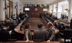 Vista del Consejo Permanente de la OEA hoy, lunes 3 de abril de 2017, preparándose para iniciar la sesión sobre Venezuela.