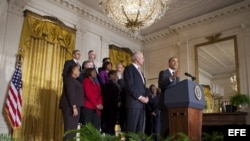Barack Obama, junto a Joe Biden (c izda), en la Casa Blanca tras haber ganado la reelección, en Washington, EEUU. 