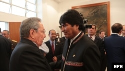 Evo Morales (d), y Raúl Castro, en la Academia Militar, en Caracas, donde se realiza el funeral de Estado del presidente de Venezuela, Hugo Chávez, quien falleció el martes. 