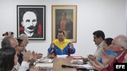 Hugo Chávez no confía en delegar el poder y tras ser operado celebra un consejo de ministros en La Habana.