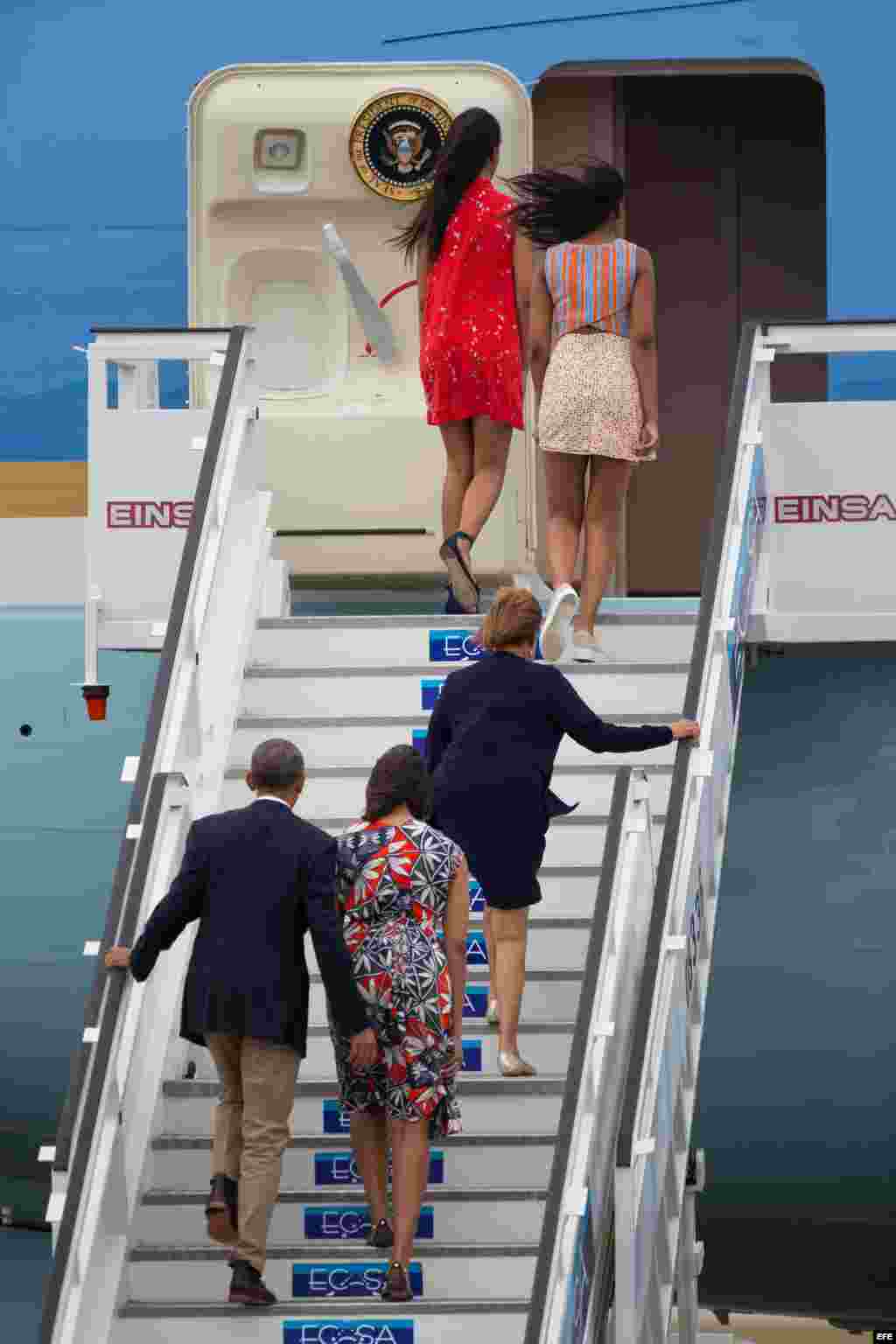 El presidente de Estados Unidos, Barack Obama y su familia a punto de despegar , en La Habana.