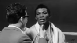 El boxeador cubano José Adolfo Legrá Utria, antes de su tope contra Yves Desmarets, en 1967. (Captura de video del canal de Youtube Retroclips)