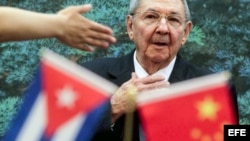 ARCHIVO. Raúl Castro se dispone a asistir a la firma de unos acuerdos tras una ceremonia de bienvenida presidida por su homólogo chino, Hu Jintao en el Gran Palacio del Pueblo en Pekín, China.