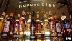 Vista de botellas del ron Havana Club este 26 de febrero del 2016, en La Habana (Cuba). Después de haber ganado el litigio para registrar la marca Havana Club en EE.UU., esta empresa aspira a que su ron sea el primer producto cubano que se venda en el paí