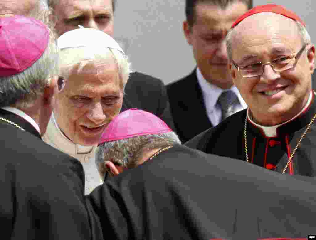 El papa Benedicto XVI es recibido por el cardenal de Cuba, Jaime Ortega (2012).
