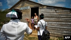 Trabajadores de la salud visitan a una residente en la provincia Mayabeque, el 28 de abril del 2020.