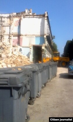 Reporta Cuba. Imagen del momento en que llegaron los camiones a recoger la basura. Foto: Rosario Morales.