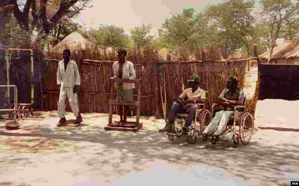 Visita parcial de un hospital de UNITA para atender a heridos y mutilados de guerra en la ciudad de Jamba, en 1987.