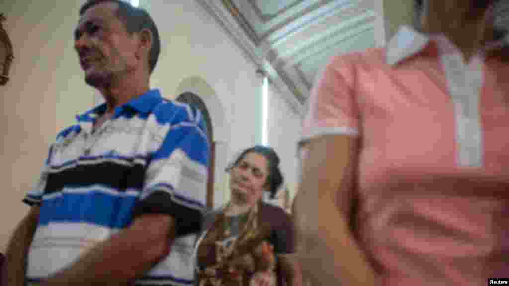 El mecánico cubano Joaquín de La Paz (izquierda) en la Misa celebrada para familiares y vecinos, incluidos dos de sus hijos y dos nietos, que recientemente murieron mientras intentaban escapar de Cuba. 
