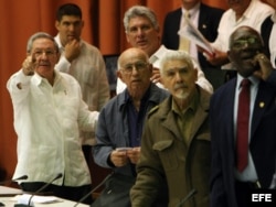 Raúl Castro (i), el primer vicepresidente cubano, Miguel Díaz-Canel (c-detrás) y los también vicepresidentes Ramón Machado Ventura (c-frente), Ramiro Valdés (2-d) y Salvador Valdés Mesa (d), asisten hoy, sábado 20 de diciembre de 2014.