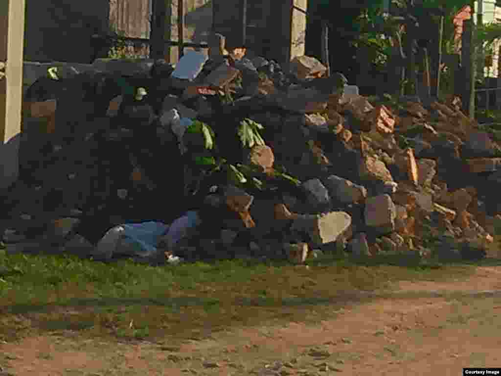 Escombros a los que quedaron reducidos el techo y parales del lugar de culto de la Iglesia en Versailles, Camagüey.