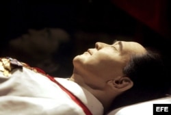 El cuerpo embalsamado del depuesto dictador Ferdinand Marcos permanece en una urna de cristal, en el mausoleo de Batac, en Ilocos del Norte, Filipinas.