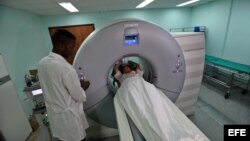 ARCHIVO. Una paciente es sometida a una tomografía axial computarizada en el Instituto de Cardiología y Cirugía Cardiovasculares de La Habana.