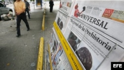 Vista de varios ejemplares del diario El Universal