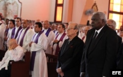 El presidente del Parlamento cubano, Esteban Lazo (der) y Ricardo Alarcón (izq), asesor del gobernante cubano, Raúl Castro, asistieron a la misa.