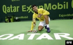 Djokovic posa con el trofeo ganado en Qatar.