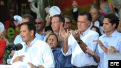 El senador republicano, Marco Rubio (i), presenta el lunes 13 de agosto de 2012, al virtual candidato republicano a la Casa Blanca, Mitt Romney (2d). 