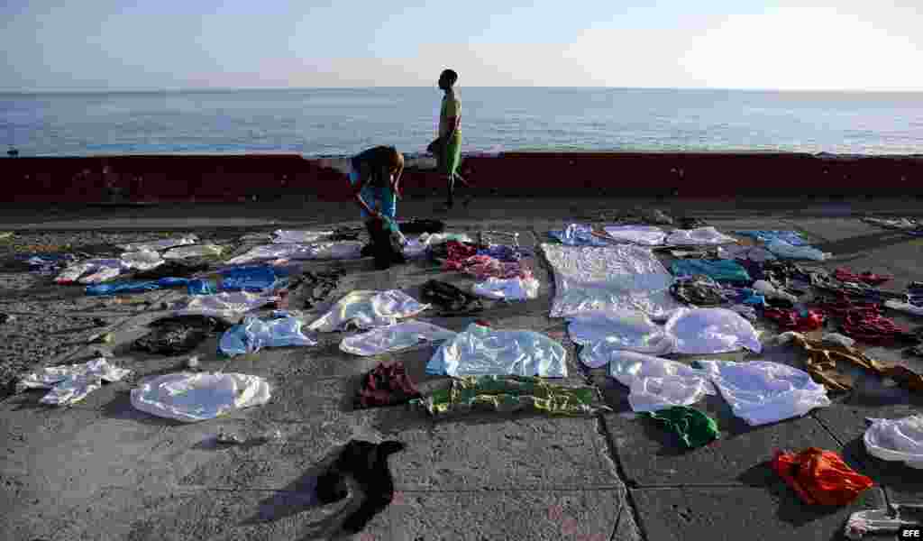  Una mujer pone a secar ropa hoy, viernes 7 de octubre de 2016, tras el paso hace tres días del huracán Matthew en Baracoa (Cuba).EFE/Alejandro Ernesto