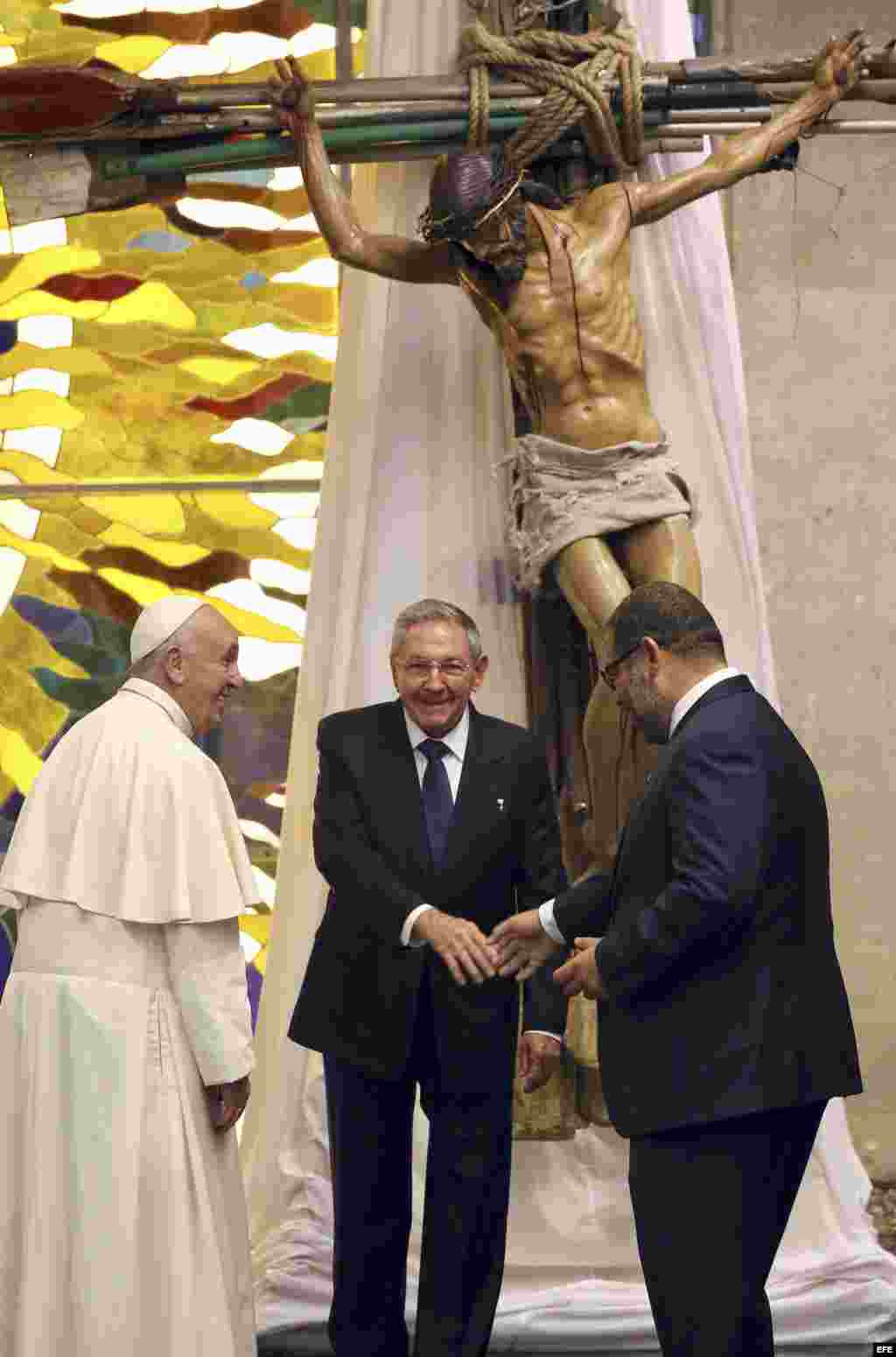 El General Raúl Castro ofrece una pieza del artista Alexis Leyva (Kcho) al papa Francisco.