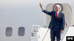El vicepresidente de los Estados Unidos, Mike Pence, a su llegada a la Base de la Fuerza Aérea en Lima para asistir a la Cumbre de las Américas.