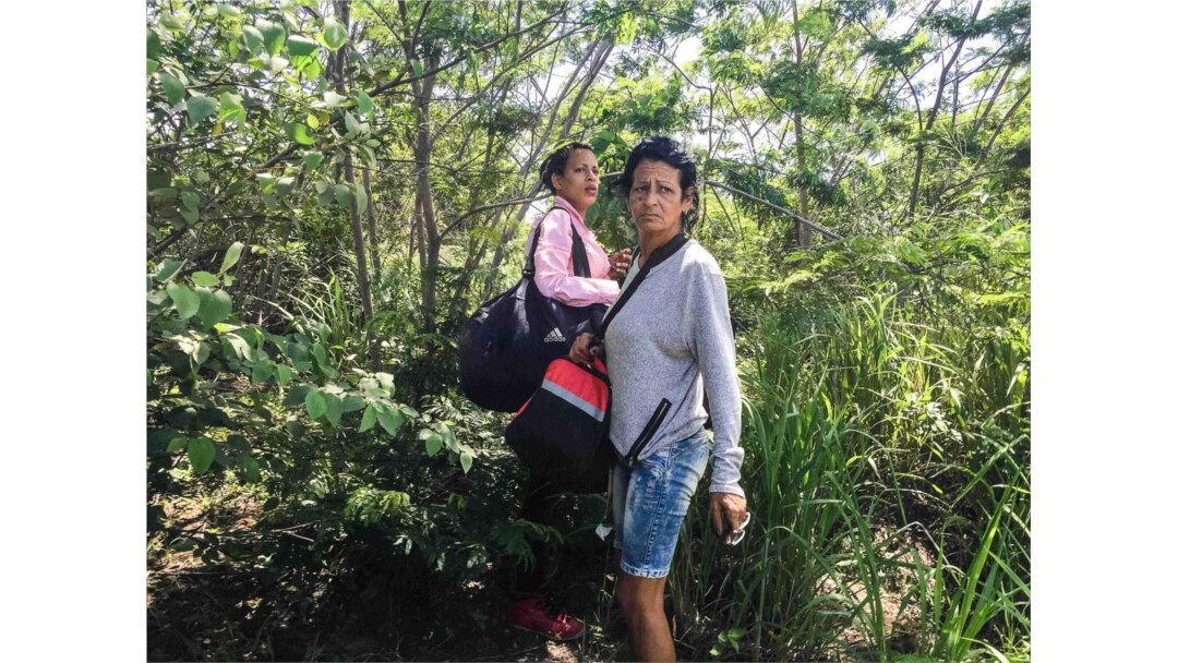 El objetivo del primer día del viaje: cruzar ilegalmente desde Guyana a Brasil. (Fotografía de Lisette Poole. Screenshot NPR)