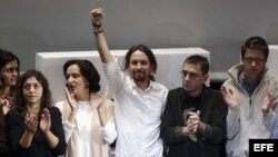  El líder de Podemos, Pablo Iglesias, junto a los miembros de su equipo al ser elegido secretario general de Podemos.