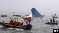 Transbordador zozobra en Corea del Sur. Labores de rescate.