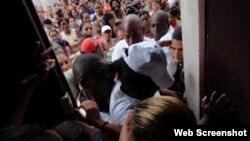 Damas de Blanco al intentar salir de la sede del Movimientoen Calle Neptuno Centro Habana
