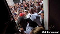 Damas de Blanco al intentar salir de la sede del Movimiento en Calle Neptuno Centro Habana, enfrentando un mitin repudio.
